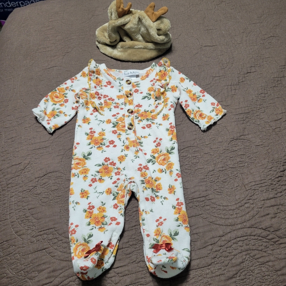 Nicole Miller New York Cute sleeper size 0-3m BONUS antler reindeer beanie hat